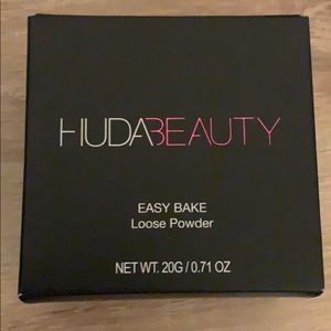 HUDABEAUTY LOOSE POWDER BRAND NEW!